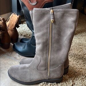 NWOT Women's Taupe Suede Boots Vionic